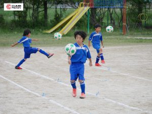 サッカーをするエクセレントフィートFCの選手