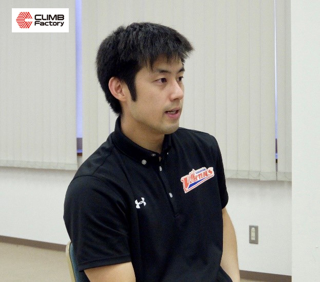 インタビューを受ける熊本ヴォルターズU15ヘッドコーチ奈良篤人氏