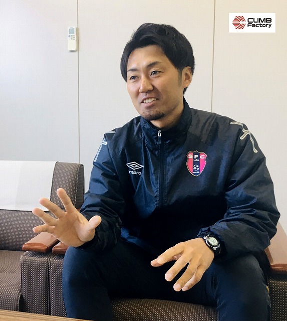 インタビューを受ける至学館高等学校女子サッカー部永井響介監督 