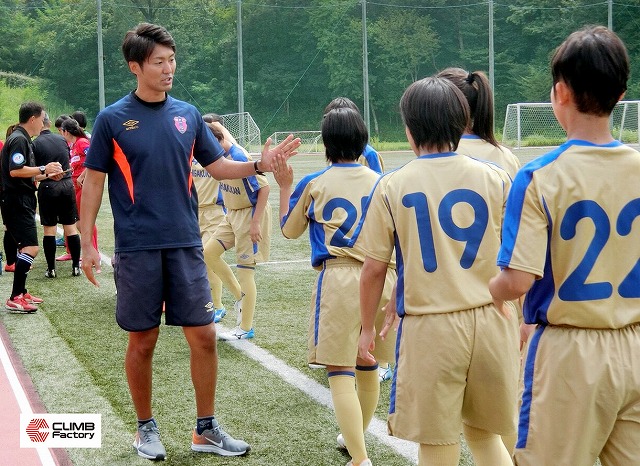 至学館高等学校女子サッカー部 永井響介監督と選手達