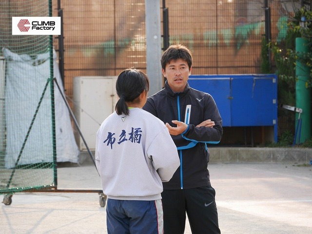 選手と会話する橘高校武富監督