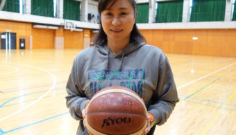 共栄大学女子バスケットボール部 楠田香穂里監督